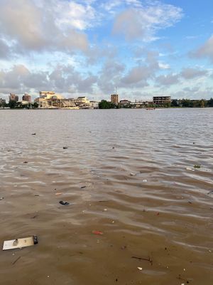 プラスチック汚染がひどすぎるアビジャンの海