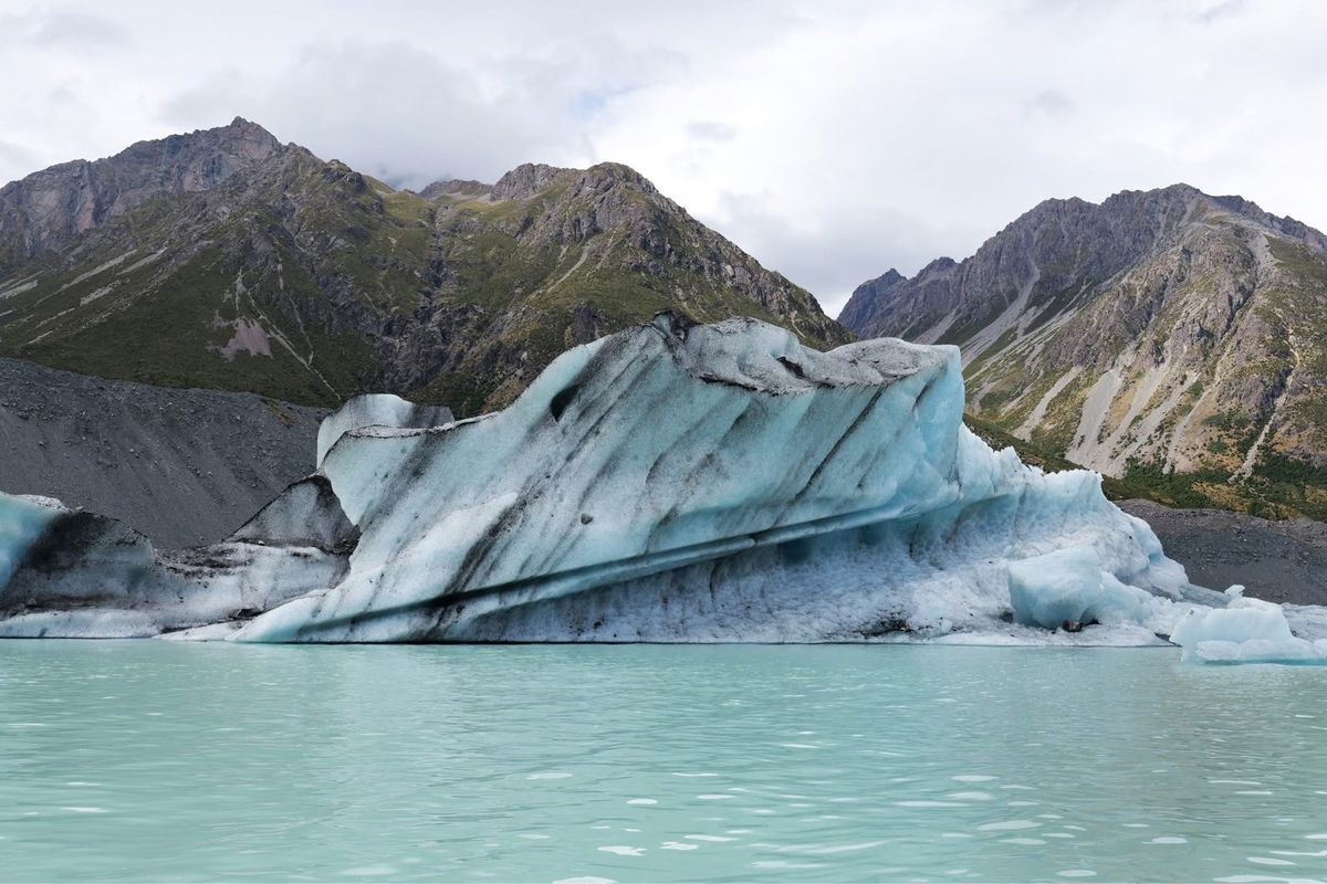 タスマン湖の氷河