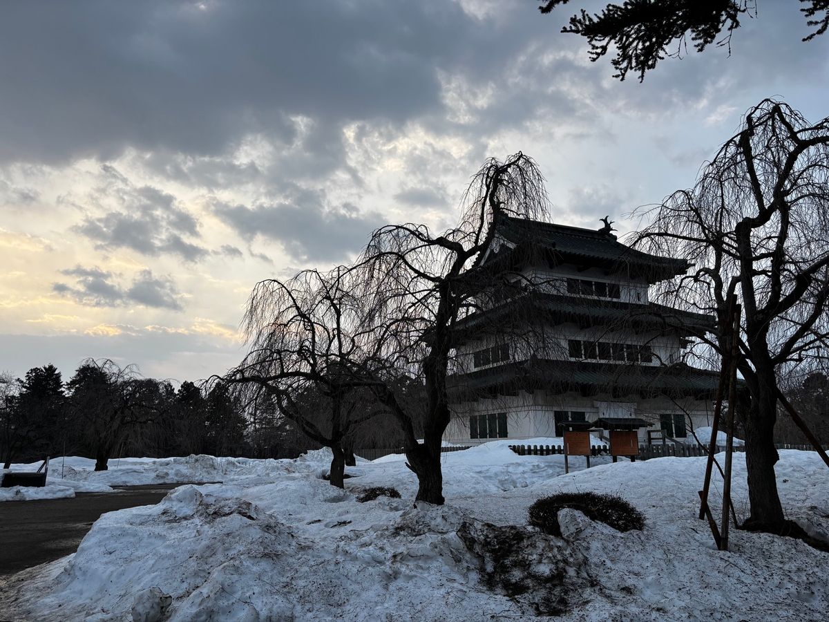 道南いさりび鉄道線→北海道新幹線で青森へ戻り、弘前泊。
翌朝、弘前城までラ...