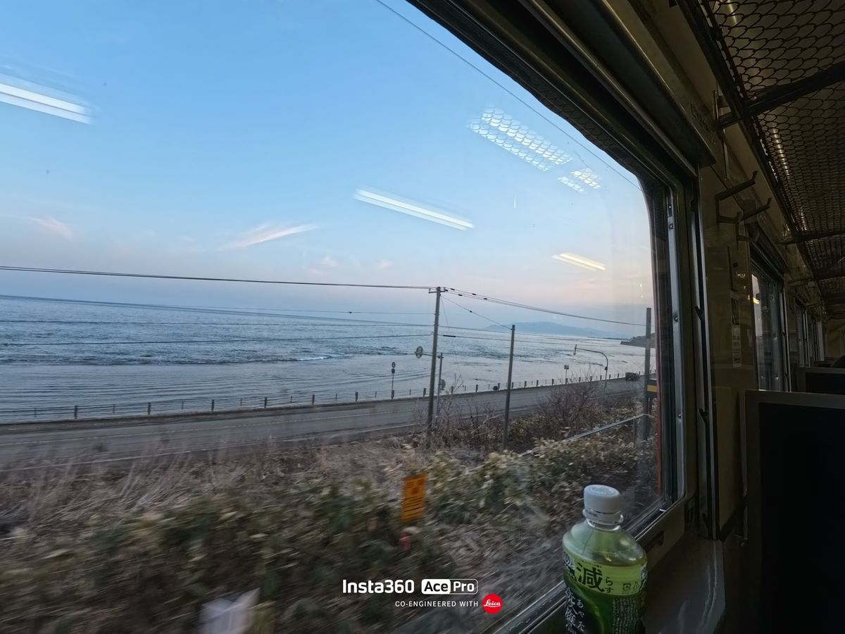 道南いさりび鉄道線→北海道新幹線で青森へ戻り、弘前泊。
翌朝、弘前城までラ...