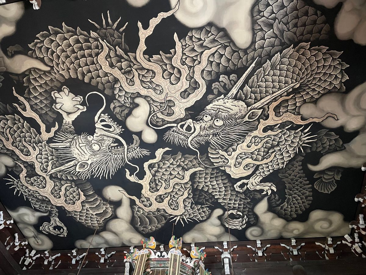 建仁寺のお堂にある龍の天井画。廃校になった小学校の体育館を借りて製作された...