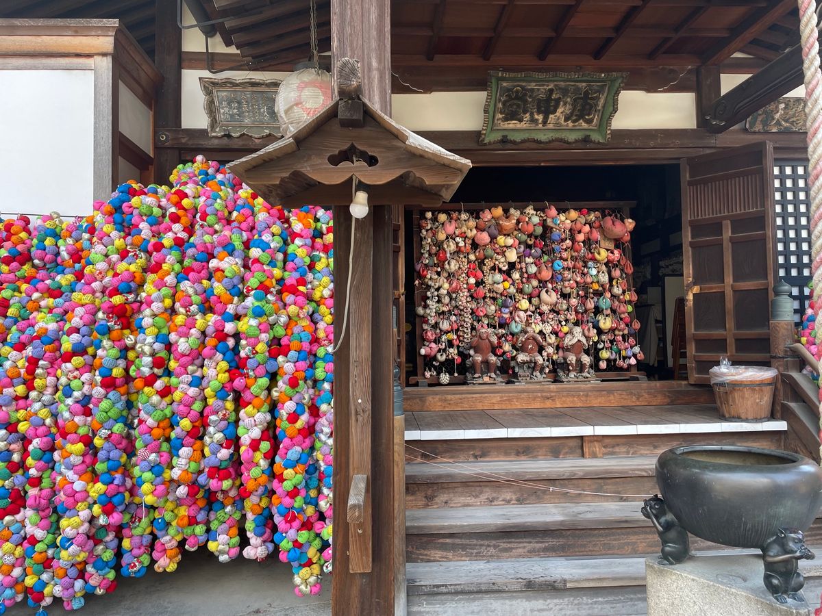 カラフルな「くくり猿」。映えますね。