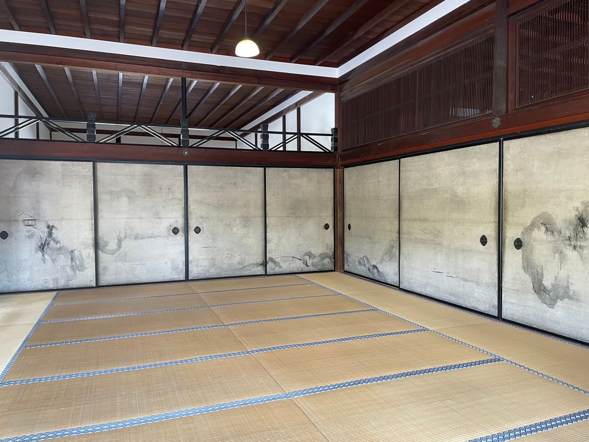 ここは風神雷神図屏風で有名です。残念ながら、ここにあるのはレプリカで、本物...