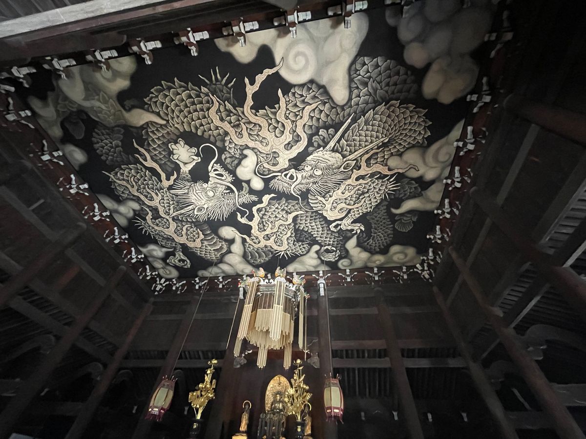 建仁寺のお堂にある龍の天井画。廃校になった小学校の体育館を借りて製作された...