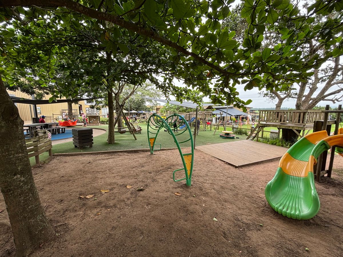 無料の遊具(滑り台、ブランコ、シーソー、ターザン等)がたくさんあります。ま...