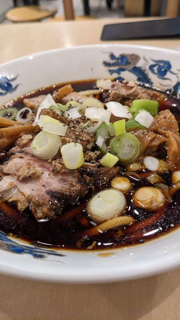 日本・富山県「富山にホタルイカを見に行く旅」の写真：富山駅で昼食。
富山ブラックのラーメン。...