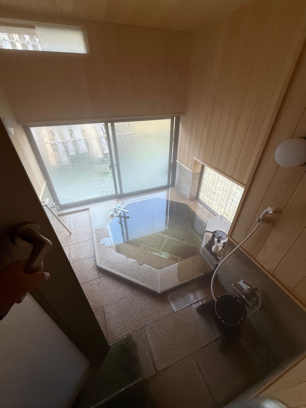 赤湯温泉 鶴の湯 松島館

部屋はダイニングと和室があり、源泉掛け流しの温...