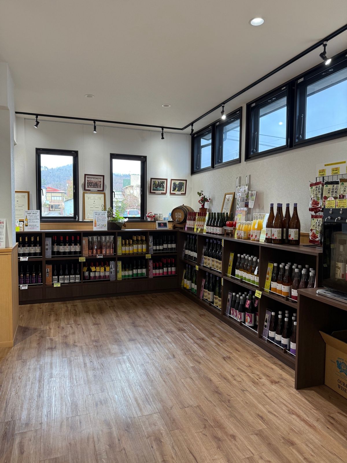 大浦葡萄酒

山形は葡萄が取れるのでワイナリーがある。高畠が有名どころだけ...