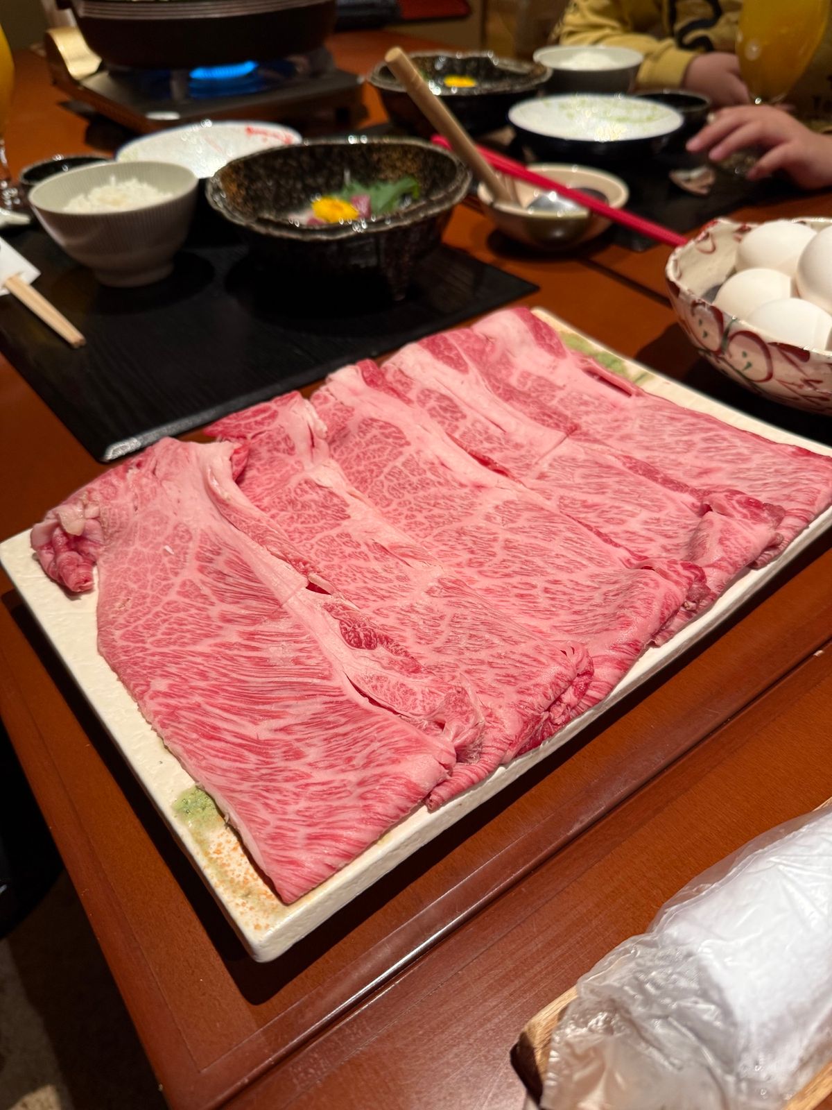 夕食は米沢牛のすき焼き！

ラーメンを食べるのが遅かったので全部食べきれな...