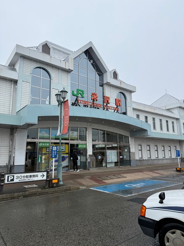 日本・松島「東北車旅行」の写真：米沢駅
雪がかなり降ってた〜。
桜はまだ...