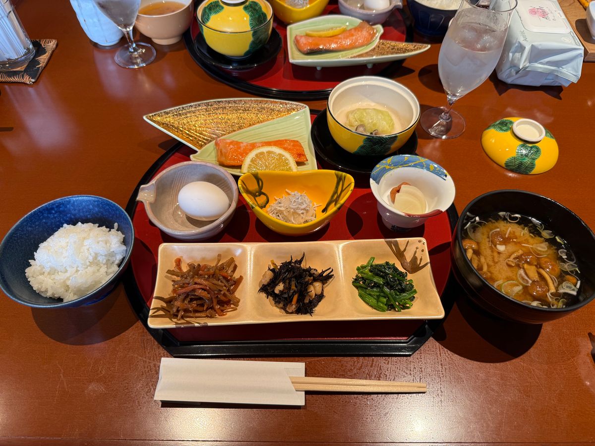 鶴の湯 松島館の朝食

シンプルでいて最高。温泉卵は自家製。
料理とても素...