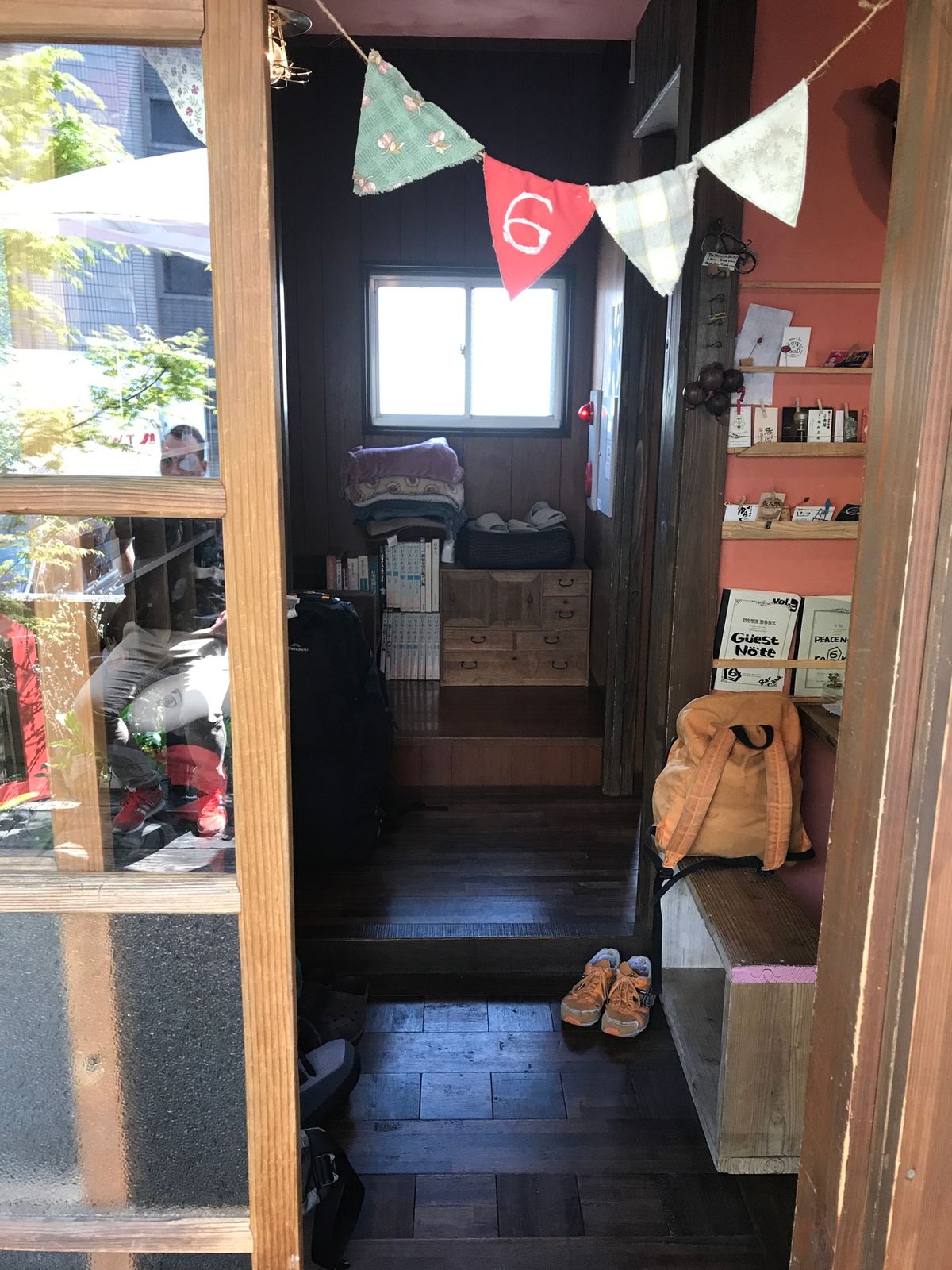 ゲストハウスに泊まって広島焼きを食し、原爆ドームを巡る。