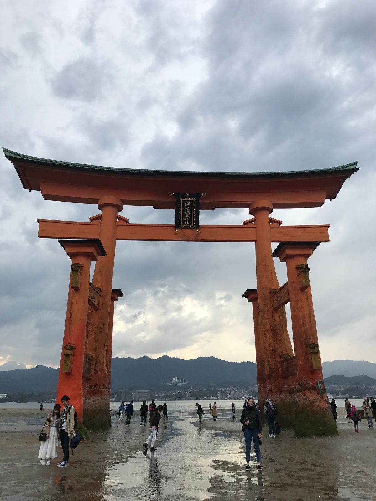 海に浮かぶ厳島神社は壮観。青空に神社の朱色が映えて美しかった。干潮のタイミ...