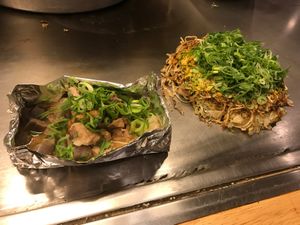 ゲストハウスに泊まって広島焼きを食し、原爆ドームを巡る。