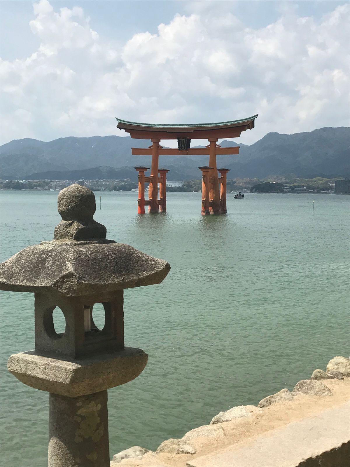 海に浮かぶ厳島神社は壮観。青空に神社の朱色が映えて美しかった。干潮のタイミ...