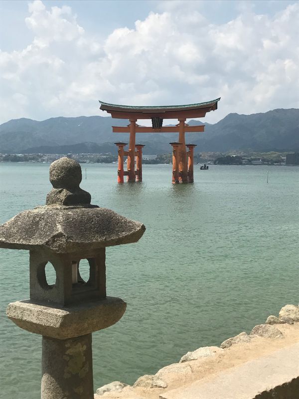 日本・広島県「2017広島(宮島・尾道・鞆の浦)」の写真：海に浮かぶ厳島神社は壮観。青空に神社の朱...