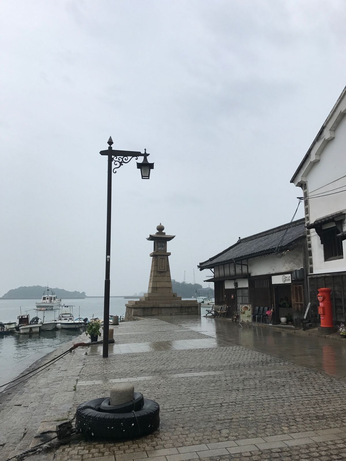 鞆の浦。ポニョの舞台。とっても静かでしっとりして雨で良かったかもしれない。...