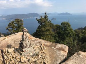 弥山。サンダルで登ったら転んで足がボロボロに…。
霊火堂というところは12...