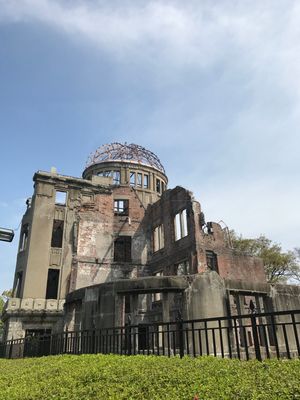 ゲストハウスに泊まって広島焼きを食し、原爆ドームを巡る。