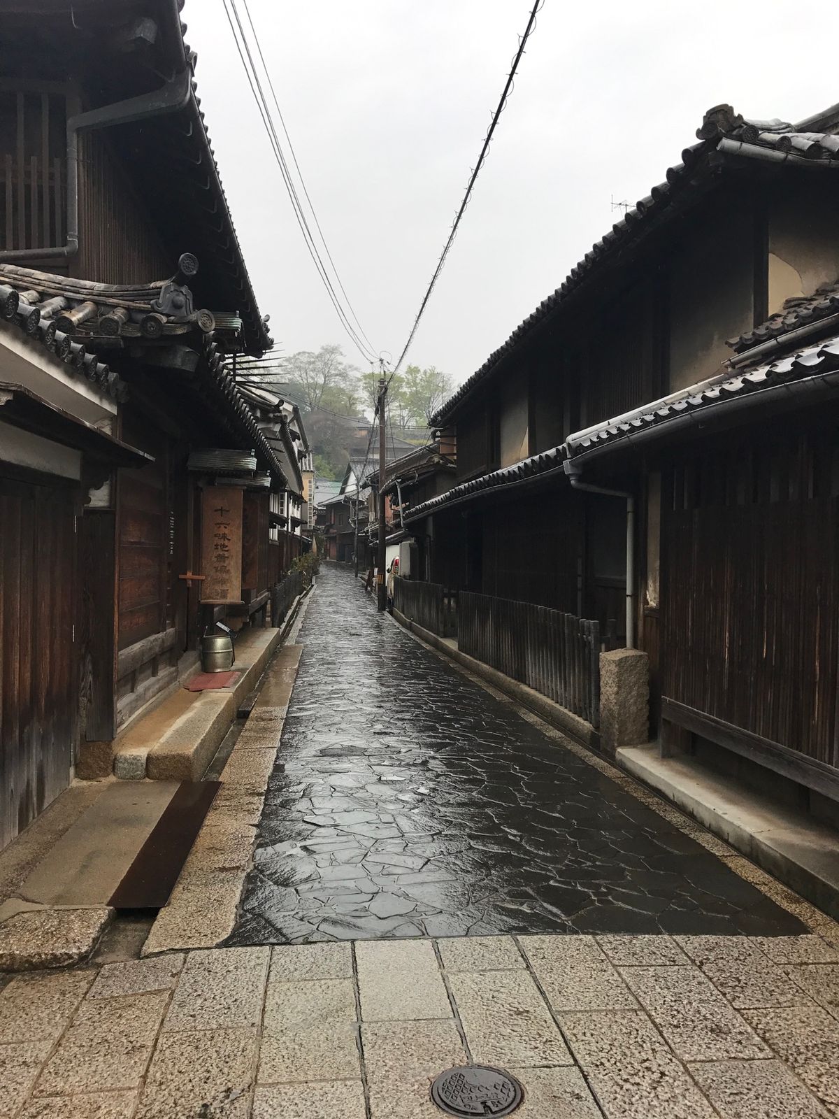 鞆の浦。ポニョの舞台。とっても静かでしっとりして雨で良かったかもしれない。...