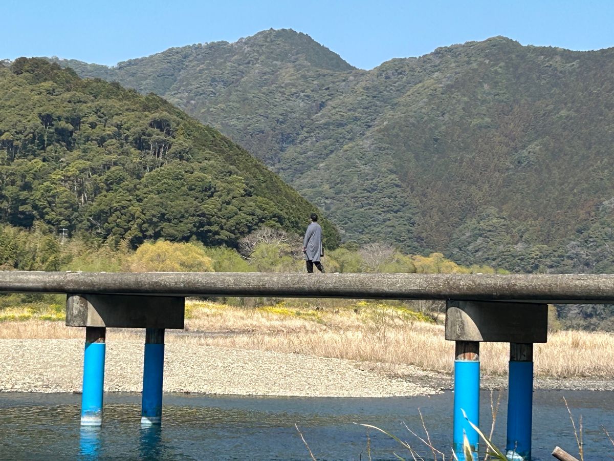 ２日目はこの旅のメイン四万十川の沈下橋巡り。
まずは佐田沈下橋。真ん中で少...