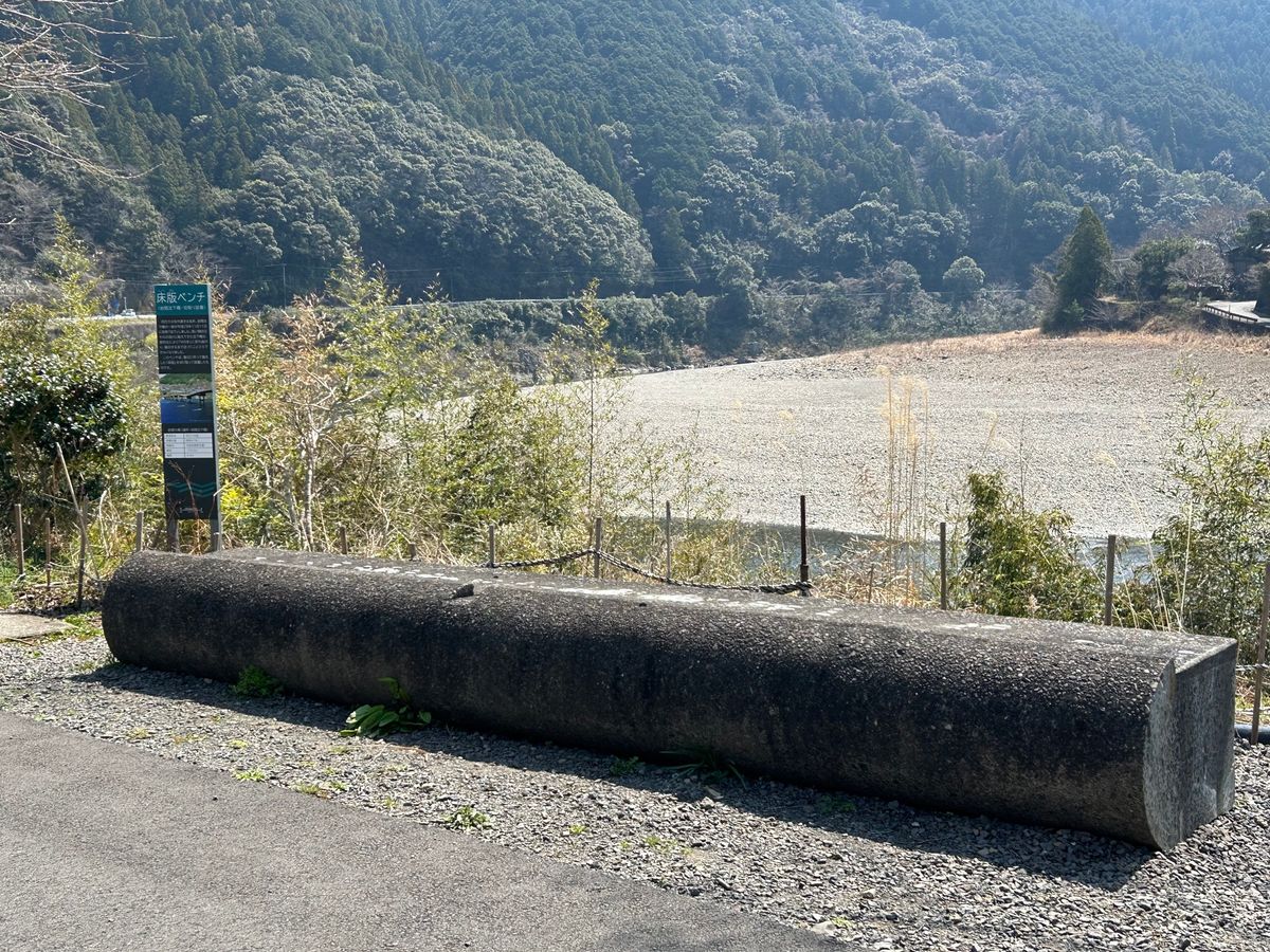 沈下橋巡りの最後は岩間大橋。
四万十川のパンフレットにも使われる景観の良い...