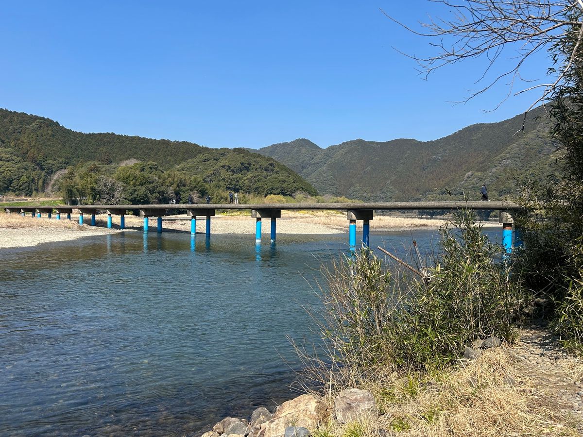２日目はこの旅のメイン四万十川の沈下橋巡り。
まずは佐田沈下橋。真ん中で少...
