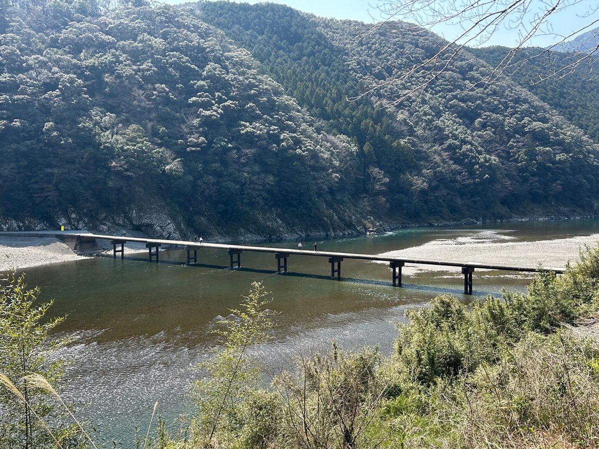 沈下橋巡りの最後は岩間大橋。
四万十川のパンフレットにも使われる景観の良い...