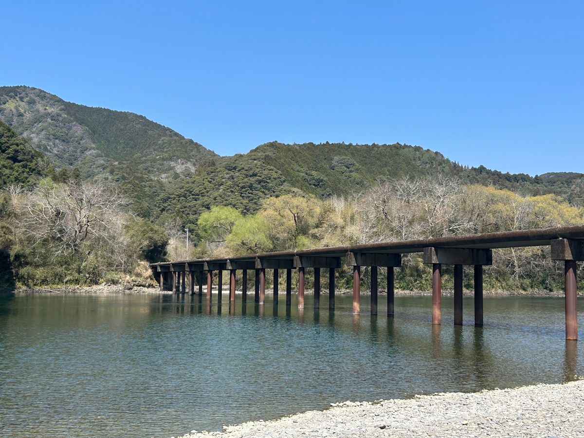 次は『釣りバカ日誌』のロケ地にもなったという勝間沈下橋。
この橋の近くは急...