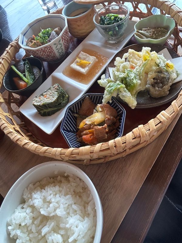 日本・高知県「夢のながれ　四万十川」の写真：予定より一時間押しでランチタイム。
道の...