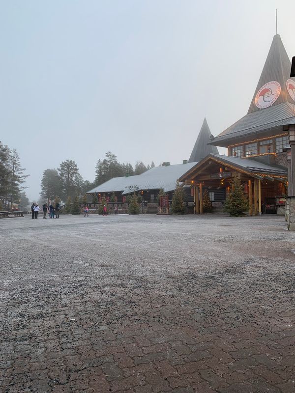 エストニア「2018フィンランド・エストニア」の写真：サンタクロース村、マリメッコ、ittala 