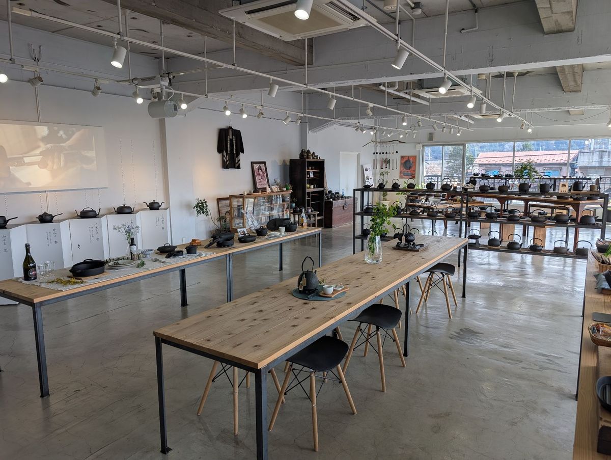 及源鋳造@水沢
ファクトリーショップ内には様々な南部鉄器の製品が並ぶ
鍋と...