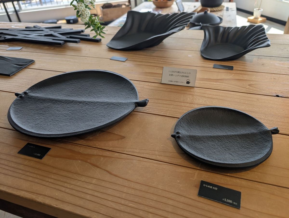 及源鋳造@水沢
ファクトリーショップ内には様々な南部鉄器の製品が並ぶ
鍋と...