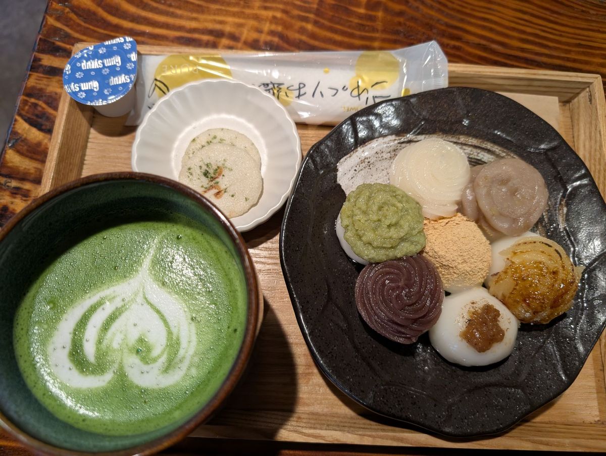 おやつ屋でどんどん焼き
桜寿庵でだんごとわらび餅