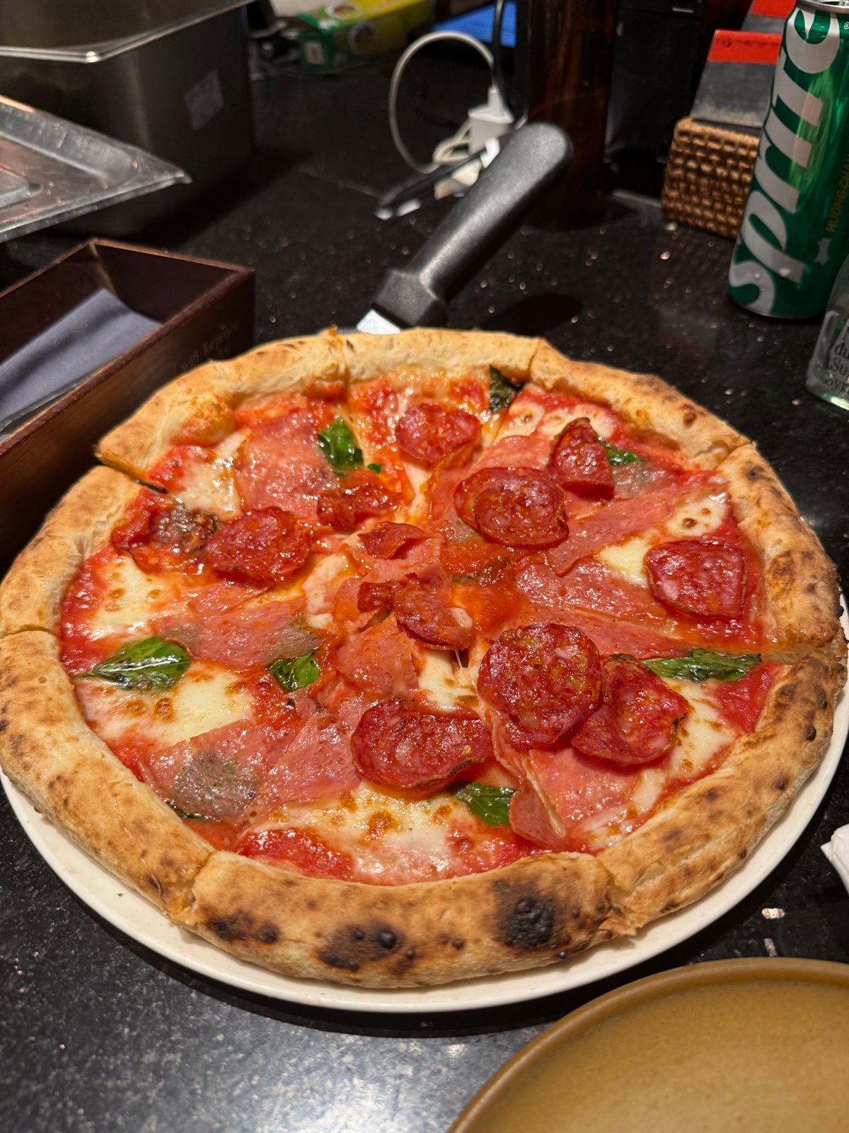 すごい人気のピザ屋。　食事も美味しい　予約必須。
4P pizza