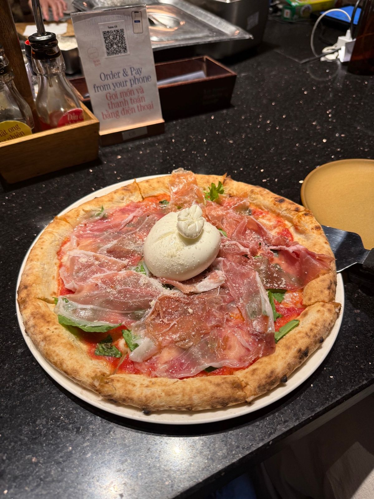 すごい人気のピザ屋。　食事も美味しい　予約必須。
4P pizza