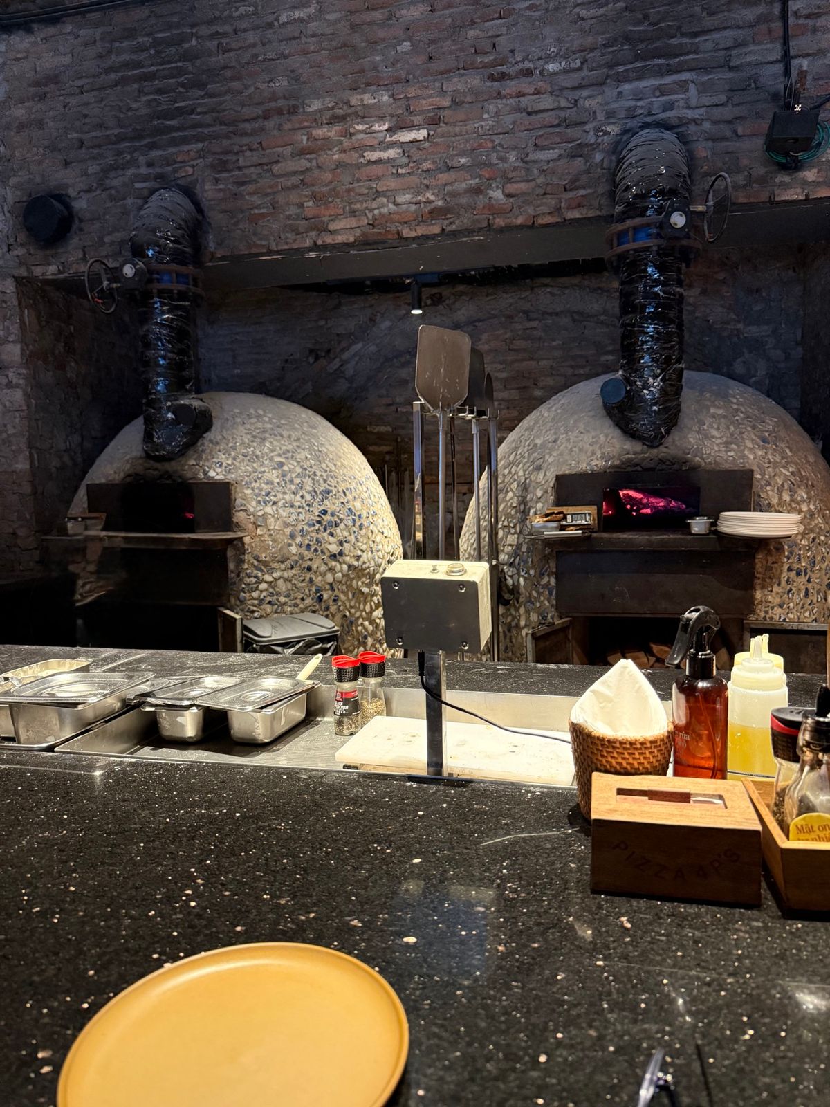 すごい人気のピザ屋。　食事も美味しい　予約必須。
4P pizza