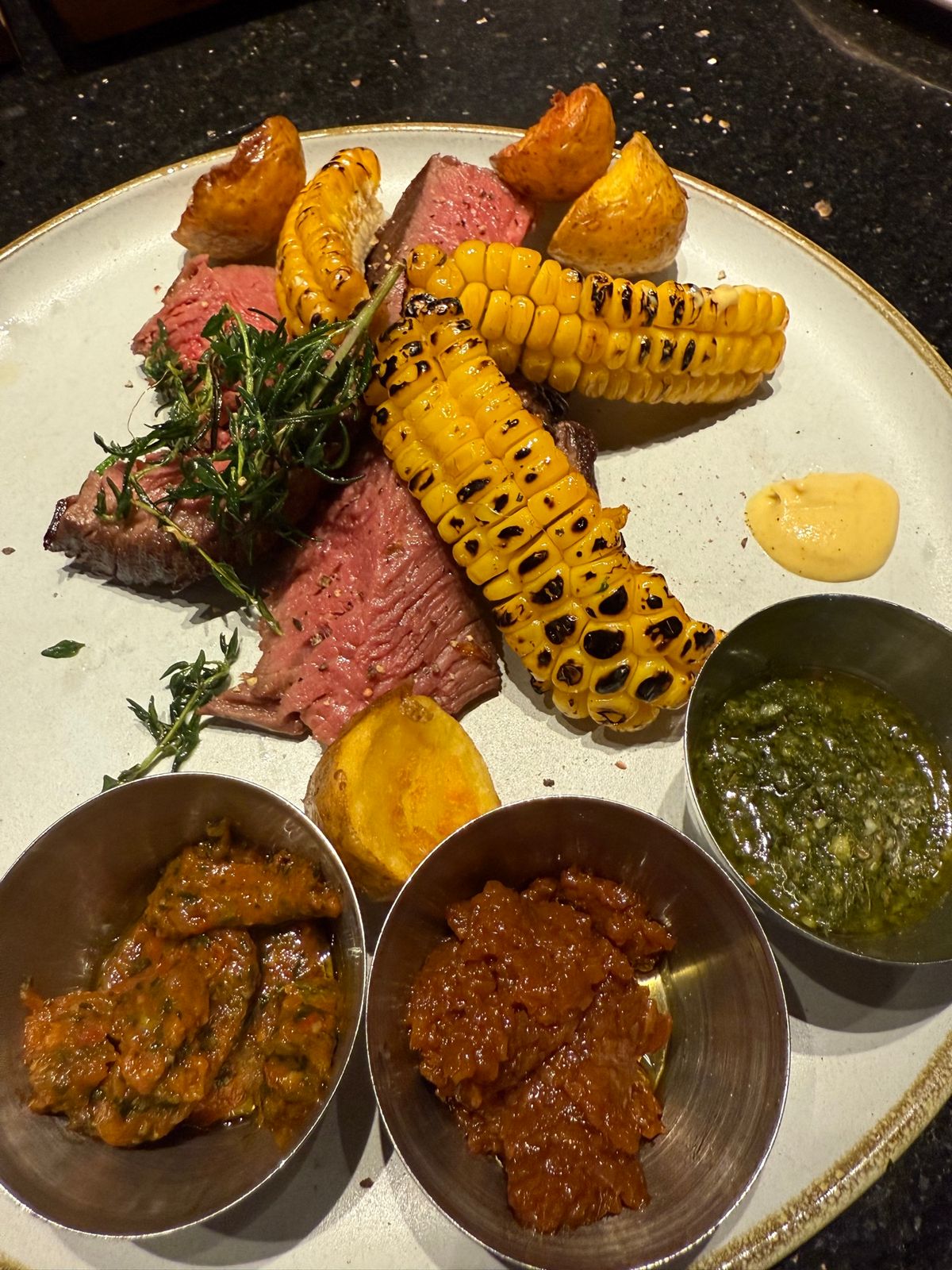 すごい人気のピザ屋。　食事も美味しい　予約必須。
4P pizza