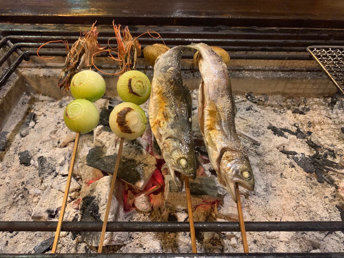 鯉のぼりと🌸
鮎の塩焼きを囲炉裏で🐟