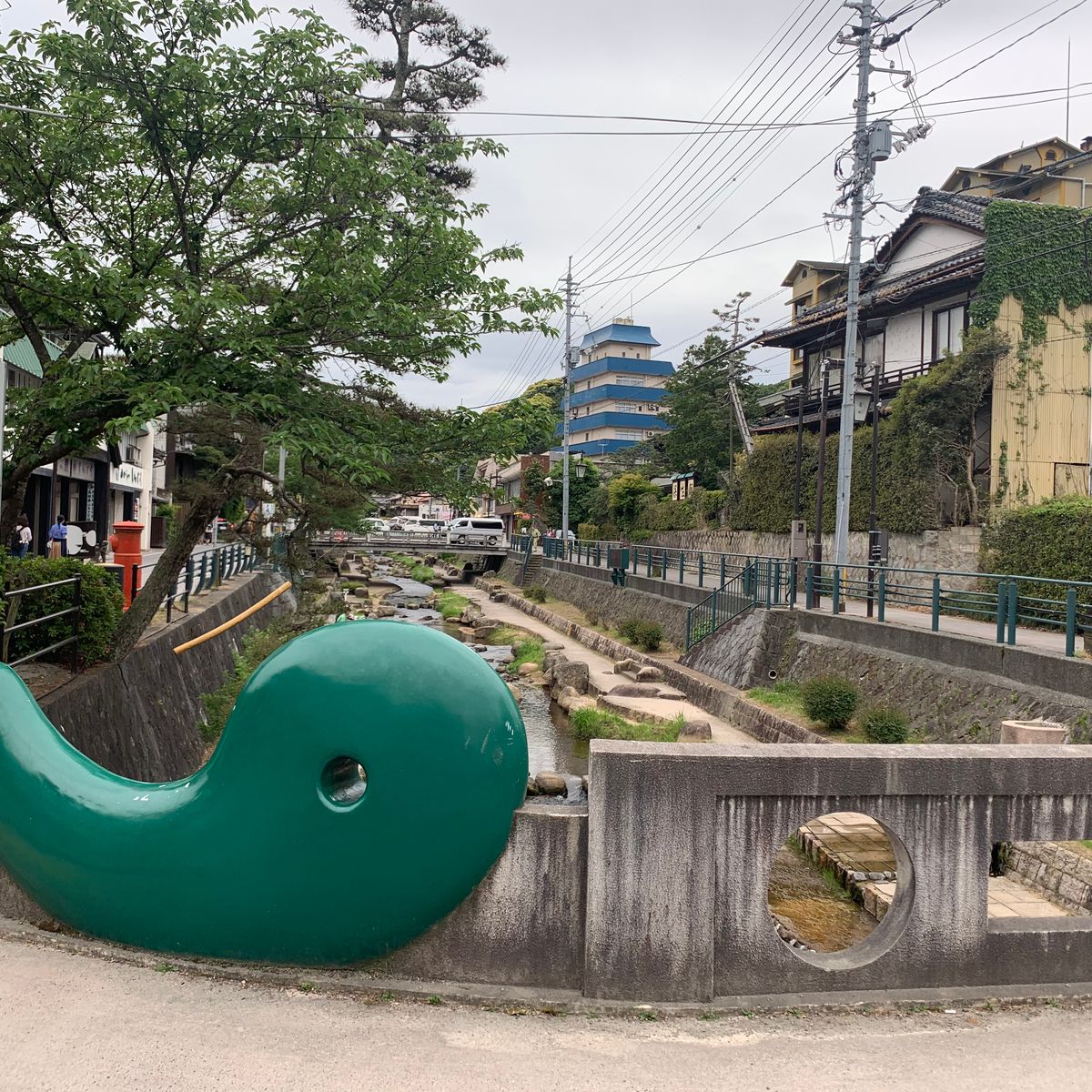 玉造温泉へ。温泉をボトルに入れて化粧水として使えるそう。
ここに向かうまで...