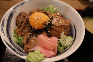 お昼は小野駅近くの和食店でマグロの漬け丼