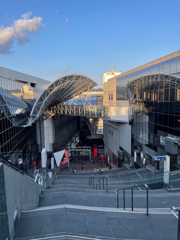 日本・京都府「2025年春・そうだ京都にお花見に行こ！」の写真：京都駅の大階段
