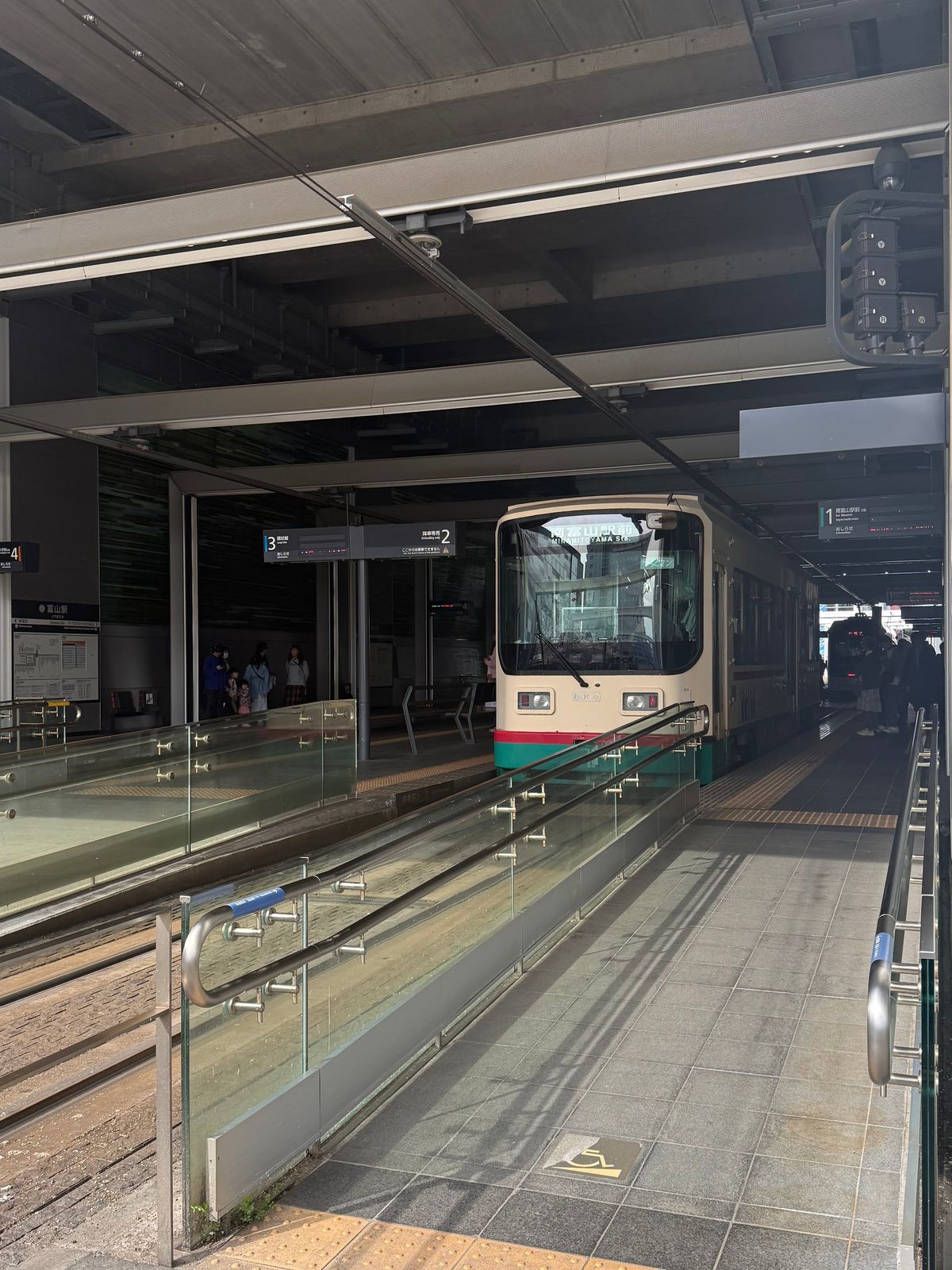 路面電車ワクワク！若い女性の運転手さんでかっこよかった。
ホテルは寝るだけ...