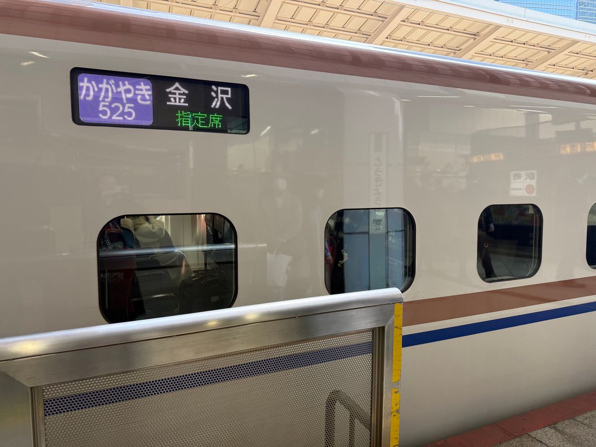 初の北陸新幹線。富山駅前ではイベントで和装の方達が「さくら」を琴で演奏して...