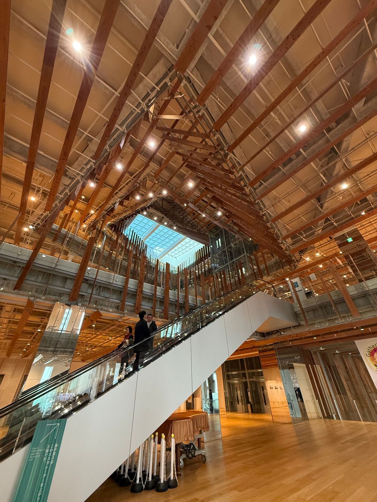 ガラス美術館。図書館も中に入っていてこんな素敵な空間で本読んだり勉強してる...