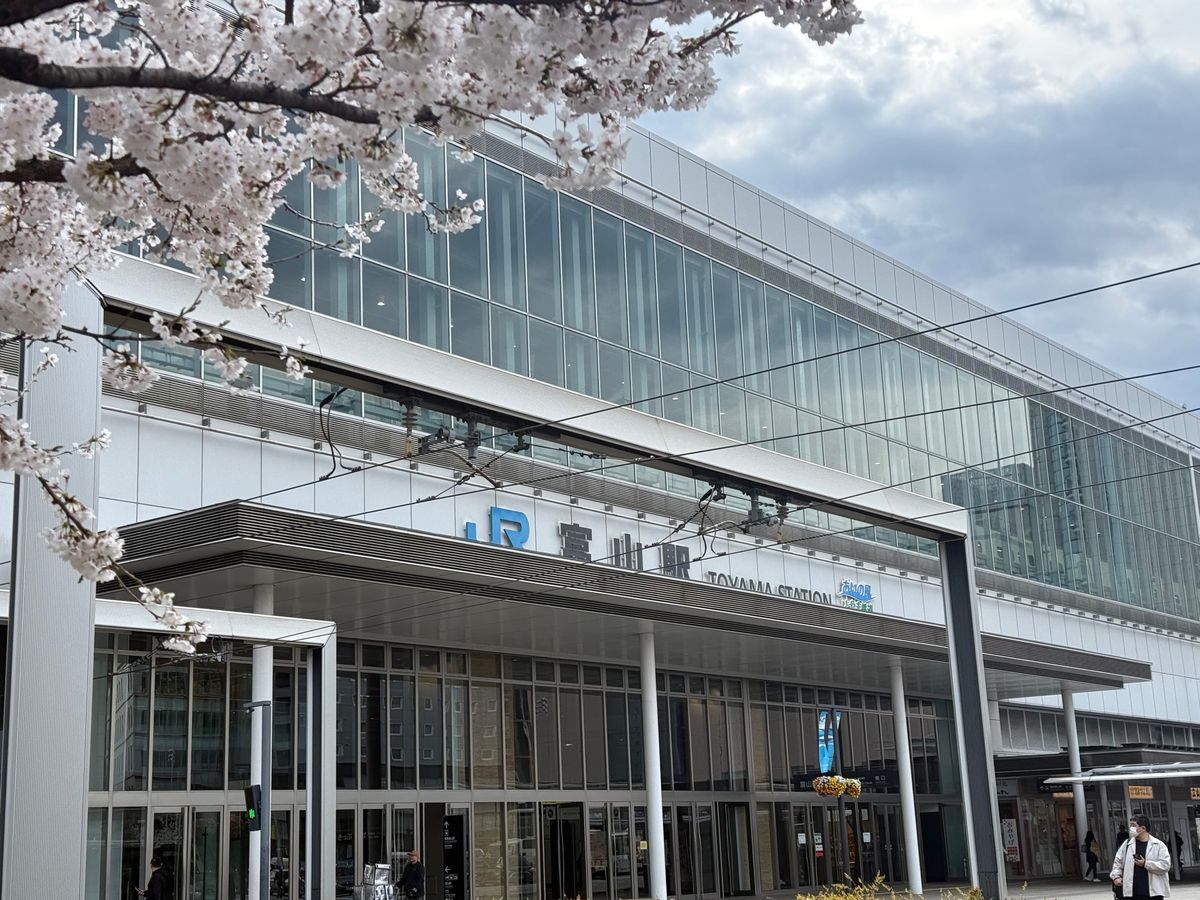 初の北陸新幹線。富山駅前ではイベントで和装の方達が「さくら」を琴で演奏して...