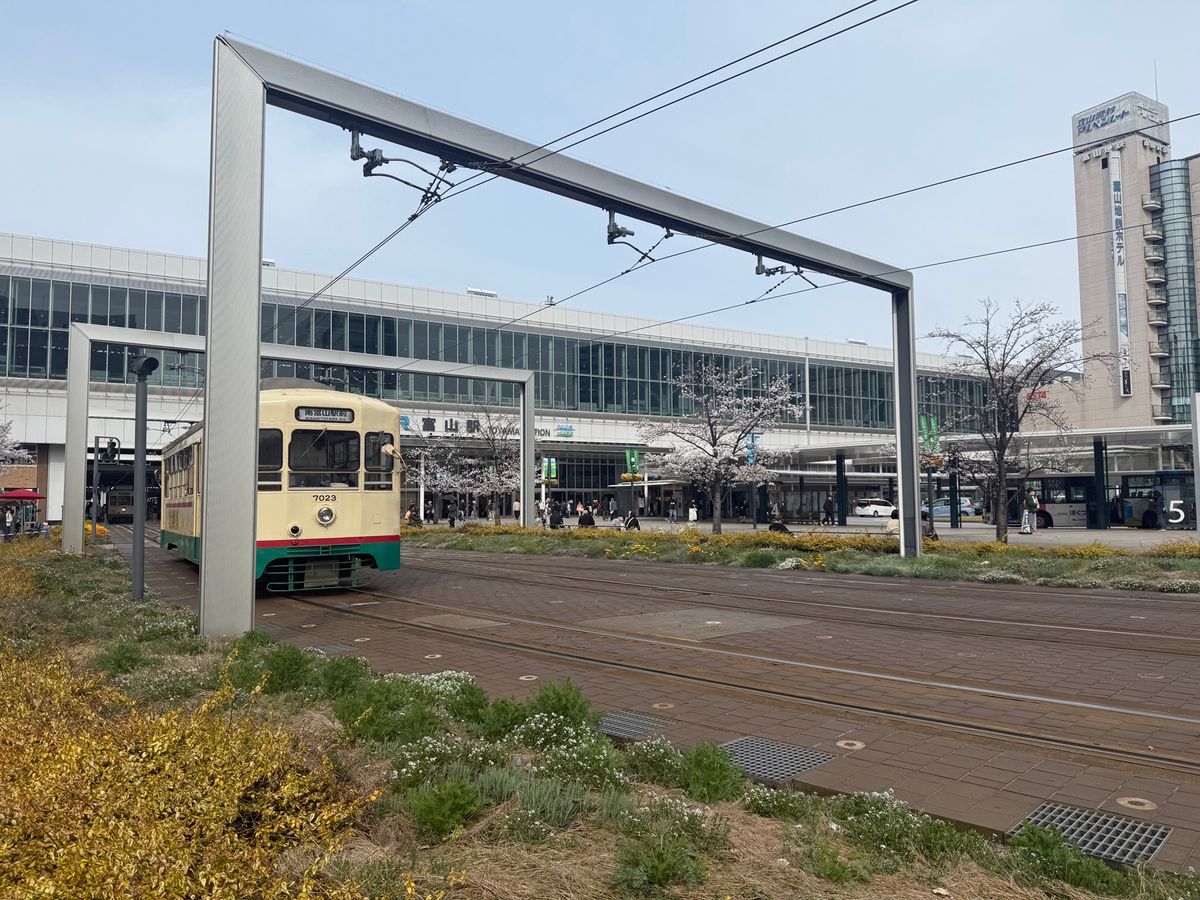 初の北陸新幹線。富山駅前ではイベントで和装の方達が「さくら」を琴で演奏して...
