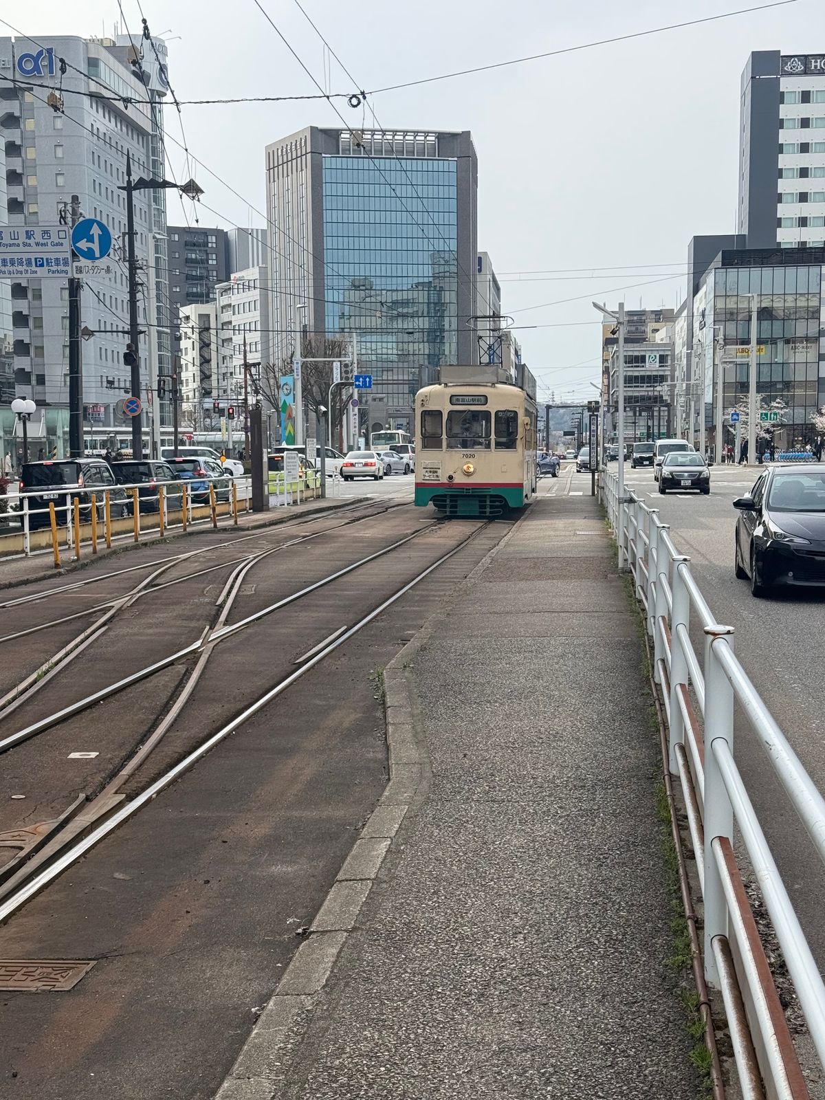 路面電車ワクワク！若い女性の運転手さんでかっこよかった。
ホテルは寝るだけ...
