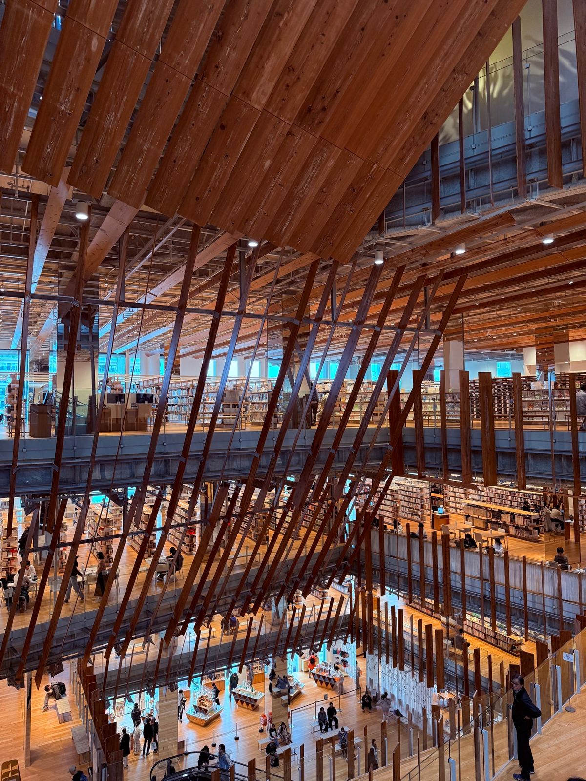 ガラス美術館。図書館も中に入っていてこんな素敵な空間で本読んだり勉強してる...