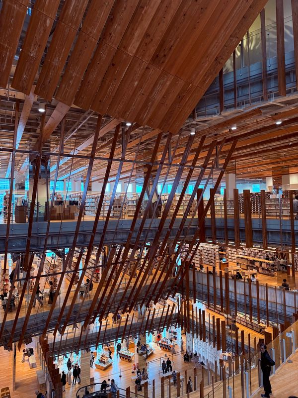 日本・富山県「2025富山」の写真：ガラス美術館。図書館も中に入っていてこん...